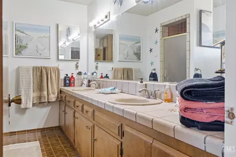 Bath - 2500 Pine St, Bakersfield, CA 93301 photo 1 of 5