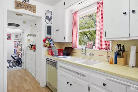 Kitchen - 2500 Pine St, Bakersfield, CA 93301 photo 5 of 6