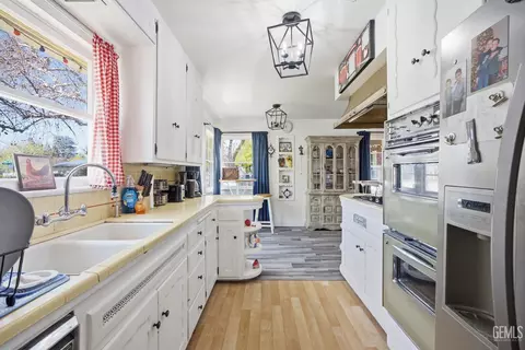 Kitchen - 2500 Pine St, Bakersfield, CA 93301 photo 6 of 6