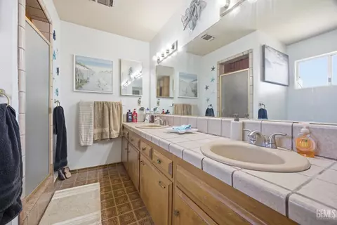 Bath - 2500 Pine St, Bakersfield, CA 93301 photo 2 of 5