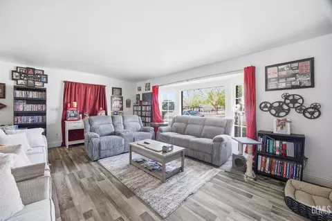 Living - 2500 Pine St, Bakersfield, CA 93301 photo 2 of 4