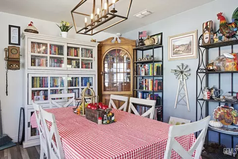 Dining - 2500 Pine St, Bakersfield, CA 93301 photo 3 of 4