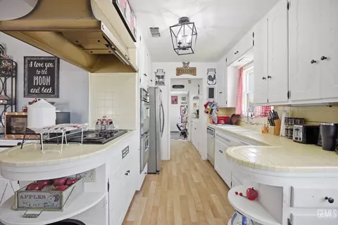 Kitchen - 2500 Pine St, Bakersfield, CA 93301 photo 4 of 6