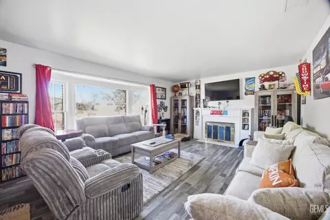 Living - 2500 Pine St, Bakersfield, CA 93301 photo 1 of 4