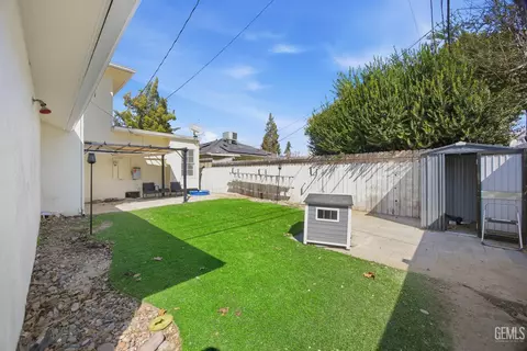 Exterior - 2500 Pine St, Bakersfield, CA 93301 photo 5 of 6