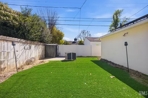 Exterior - 2500 Pine St, Bakersfield, CA 93301 photo 4 of 6