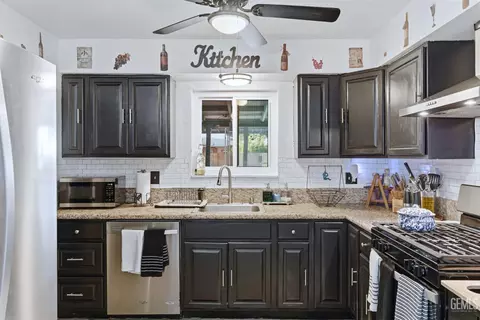 Kitchen - 509 Monroe St, Taft, CA 93268 photo 4 of 4
