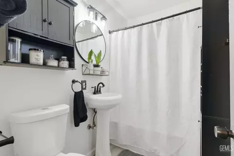 Bath - 509 Monroe St, Taft, CA 93268 photo 2 of 2