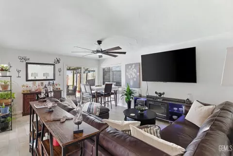 Living - 509 Monroe St, Taft, CA 93268 photo 1 of 2