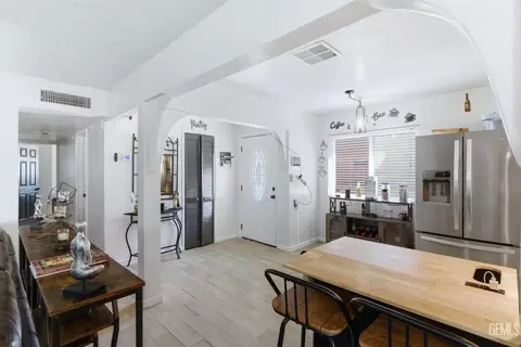 Entry Way - 509 Monroe St, Taft, CA 93268 photo 2 of 3