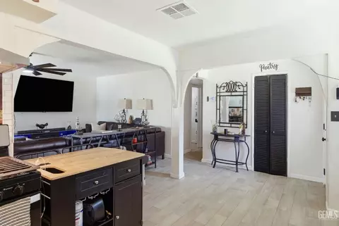 Entry Way - 509 Monroe St, Taft, CA 93268 photo 1 of 3