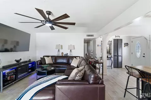 Living - 509 Monroe St, Taft, CA 93268 photo 2 of 2