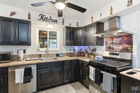 Kitchen - 509 Monroe St, Taft, CA 93268 photo 3 of 4