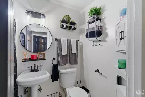 Bath - 509 Monroe St, Taft, CA 93268 photo 1 of 2