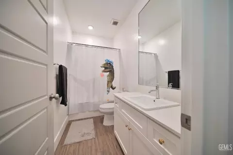 Bath - 3420 Rustic Woods Ln, Shafter, CA 93263 photo 2 of 3