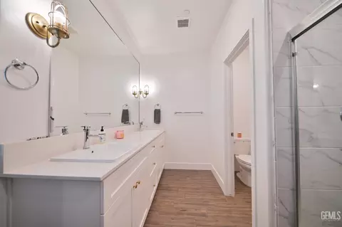 Bath - 3420 Rustic Woods Ln, Shafter, CA 93263 photo 3 of 3
