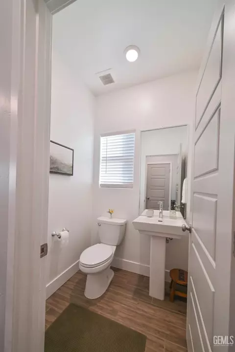 Bath - 3420 Rustic Woods Ln, Shafter, CA 93263 photo 1 of 3