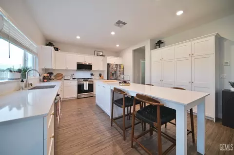 3420 Rustic Woods Ln, Shafter, CA 93263