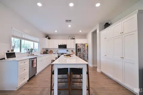 Kitchen - 3420 Rustic Woods Ln, Shafter, CA 93263 photo 3 of 3