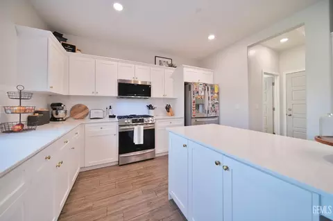 Kitchen - 3420 Rustic Woods Ln, Shafter, CA 93263 photo 2 of 3