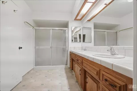 Bath - 19817 Mesa Dr, Tehachapi, CA 93561 photo 1 of 2