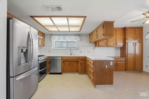 Kitchen - 19817 Mesa Dr, Tehachapi, CA 93561 photo 2 of 2