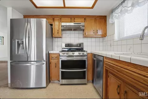 Kitchen - 19817 Mesa Dr, Tehachapi, CA 93561 photo 1 of 2