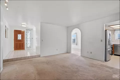 Living - 19817 Mesa Dr, Tehachapi, CA 93561 photo 2 of 4