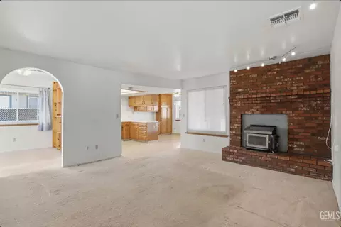 Living - 19817 Mesa Dr, Tehachapi, CA 93561 photo 3 of 4