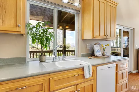 Kitchen - 21805 Mountain Dr, Tehachapi, CA 93561 photo 2 of 4