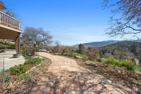 Exterior - 21805 Mountain Dr, Tehachapi, CA 93561 photo 13 of 17