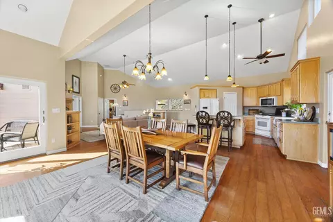 Dining - 21805 Mountain Dr, Tehachapi, CA 93561 photo 4 of 5