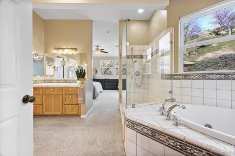 Bath - 21805 Mountain Dr, Tehachapi, CA 93561 photo 2 of 5