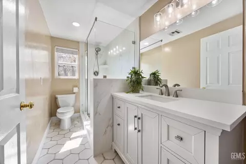 Bath - 21805 Mountain Dr, Tehachapi, CA 93561 photo 4 of 5