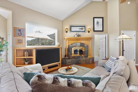 Living - 21805 Mountain Dr, Tehachapi, CA 93561 photo 1 of 3