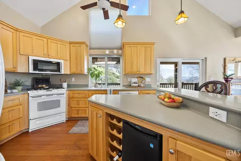 Kitchen - 21805 Mountain Dr, Tehachapi, CA 93561 photo 3 of 4
