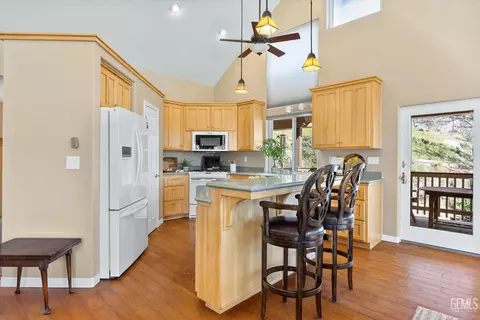 Kitchen - 21805 Mountain Dr, Tehachapi, CA 93561 photo 1 of 4