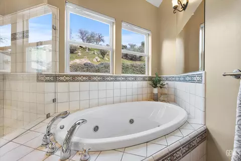 Bath - 21805 Mountain Dr, Tehachapi, CA 93561 photo 3 of 5