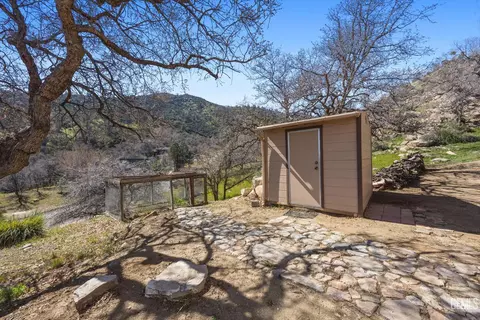 Exterior - 21805 Mountain Dr, Tehachapi, CA 93561 photo 14 of 17