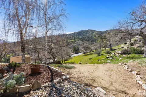 Exterior - 21805 Mountain Dr, Tehachapi, CA 93561 photo 12 of 17