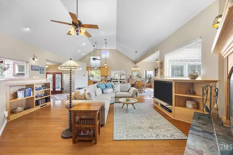 Living - 21805 Mountain Dr, Tehachapi, CA 93561 photo 3 of 3