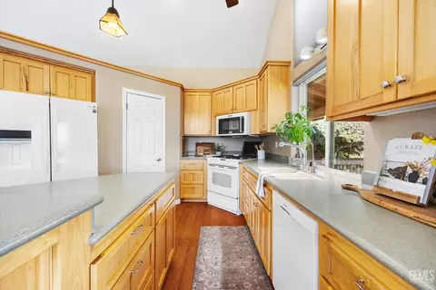 Kitchen - 21805 Mountain Dr, Tehachapi, CA 93561 photo 4 of 4