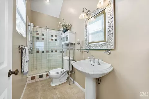 Bath - 21805 Mountain Dr, Tehachapi, CA 93561 photo 5 of 5
