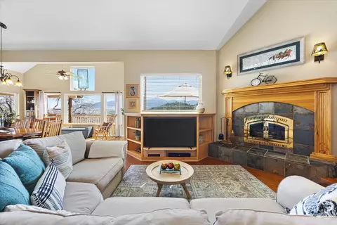 Living - 21805 Mountain Dr, Tehachapi, CA 93561 photo 2 of 3