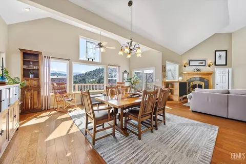 Dining - 21805 Mountain Dr, Tehachapi, CA 93561 photo 3 of 5