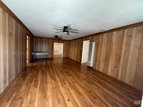 Living - 200 E St, Taft, CA 93268 photo 1 of 3