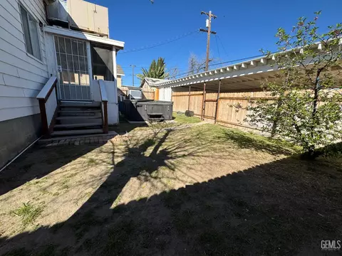 Exterior - 200 E St, Taft, CA 93268 photo 3 of 9