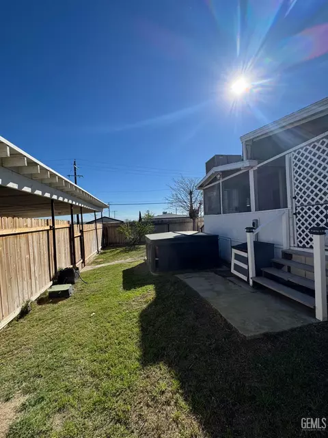 Exterior - 200 E St, Taft, CA 93268 photo 5 of 9