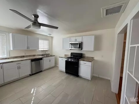 Kitchen - 200 E St, Taft, CA 93268 photo 1 of 2