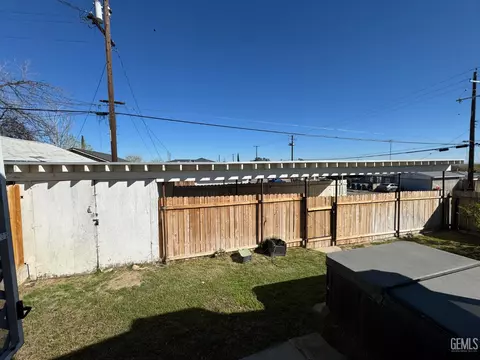 Exterior - 200 E St, Taft, CA 93268 photo 4 of 9